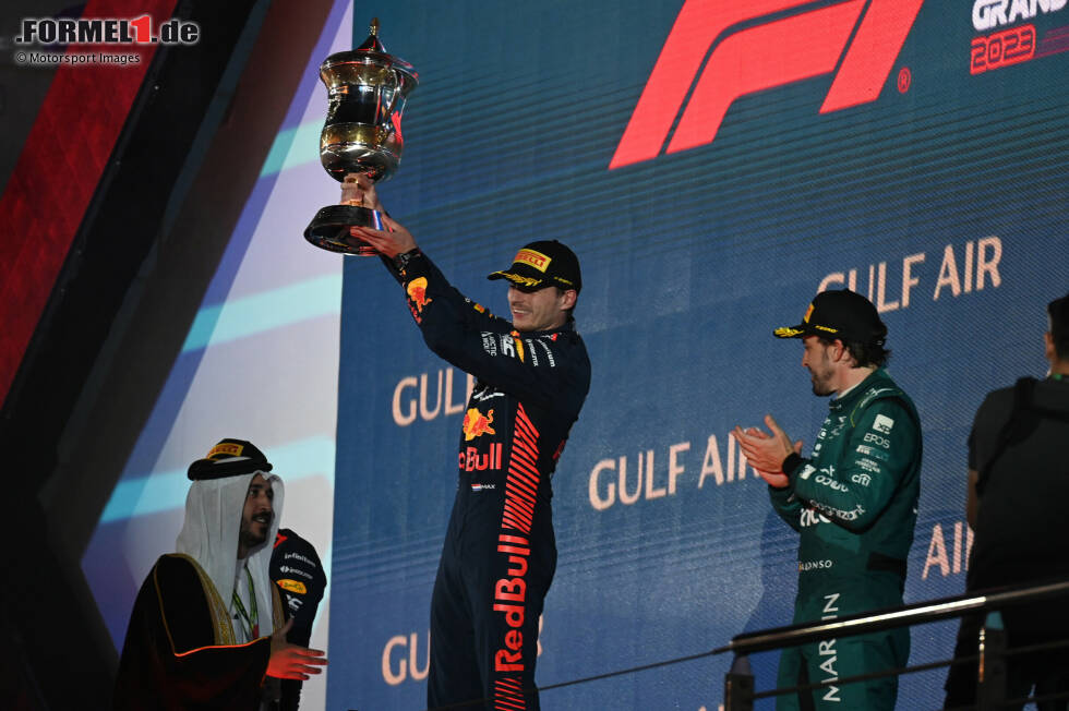 Foto zur News: Sergio Perez (Red Bull), Max Verstappen (Red Bull) und Fernando Alonso (Aston Martin)