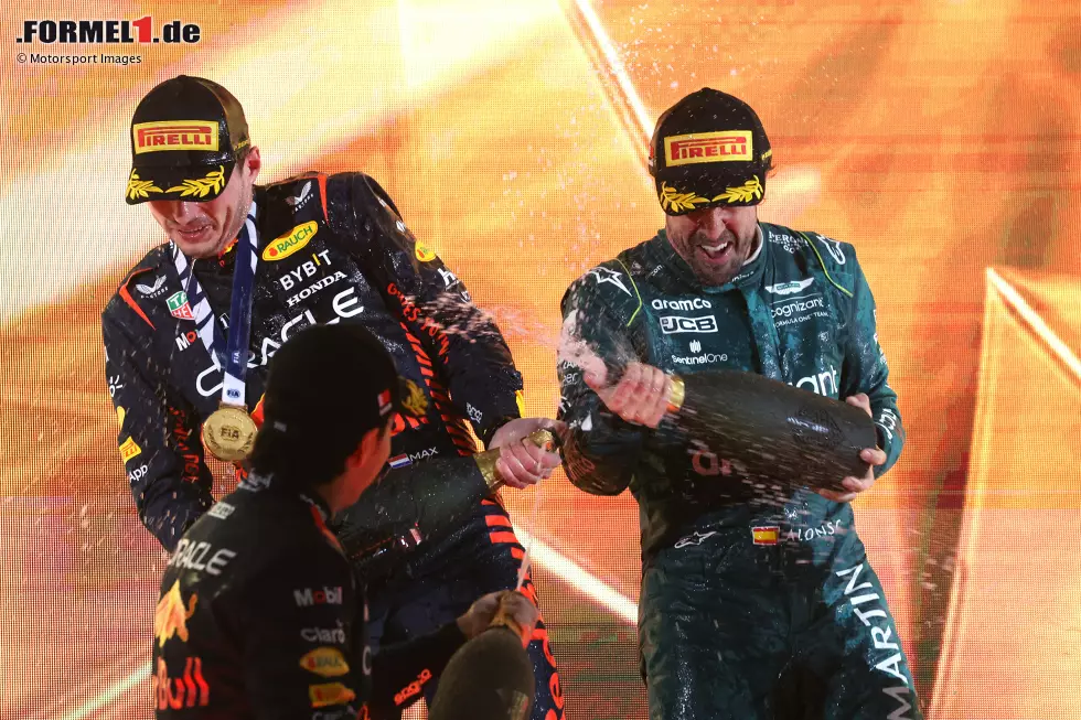 Foto zur News: Max Verstappen (Red Bull), Sergio Perez (Red Bull) und Fernando Alonso (Aston Martin)