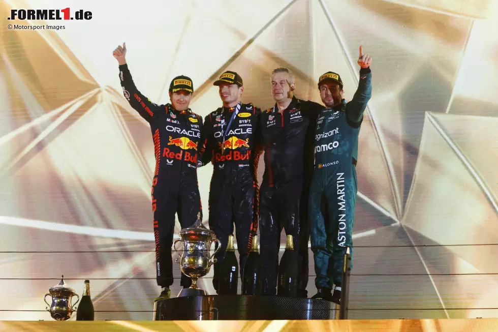 Foto zur News: Sergio Perez (Red Bull), Max Verstappen (Red Bull) und Fernando Alonso (Aston Martin)