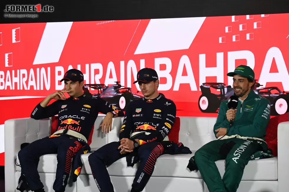 Foto zur News: Sergio Perez (Red Bull), Max Verstappen (Red Bull) und Fernando Alonso (Aston Martin)