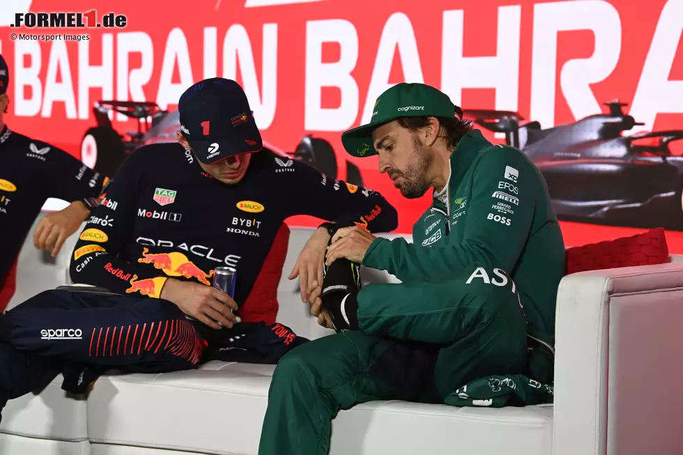 Foto zur News: Max Verstappen (Red Bull) und Fernando Alonso (Aston Martin)