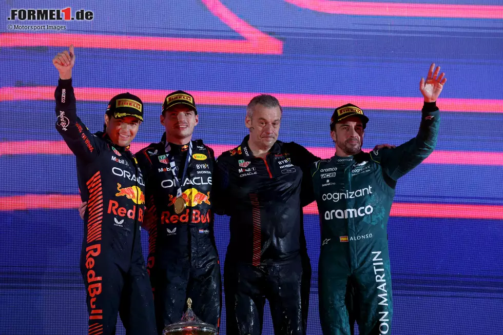 Foto zur News: Sergio Perez (Red Bull), Max Verstappen (Red Bull) und Fernando Alonso (Aston Martin)