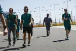 Foto zur News: Fernando Alonso (Aston Martin) und Pedro de la Rosa