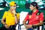 Foto zur News: Lando Norris (McLaren) und Carlos Sainz (Ferrari)