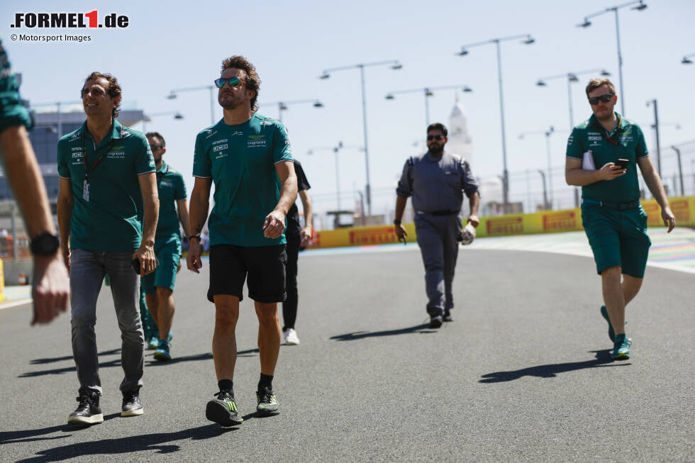 Foto zur News: Fernando Alonso (Aston Martin) und Pedro de la Rosa