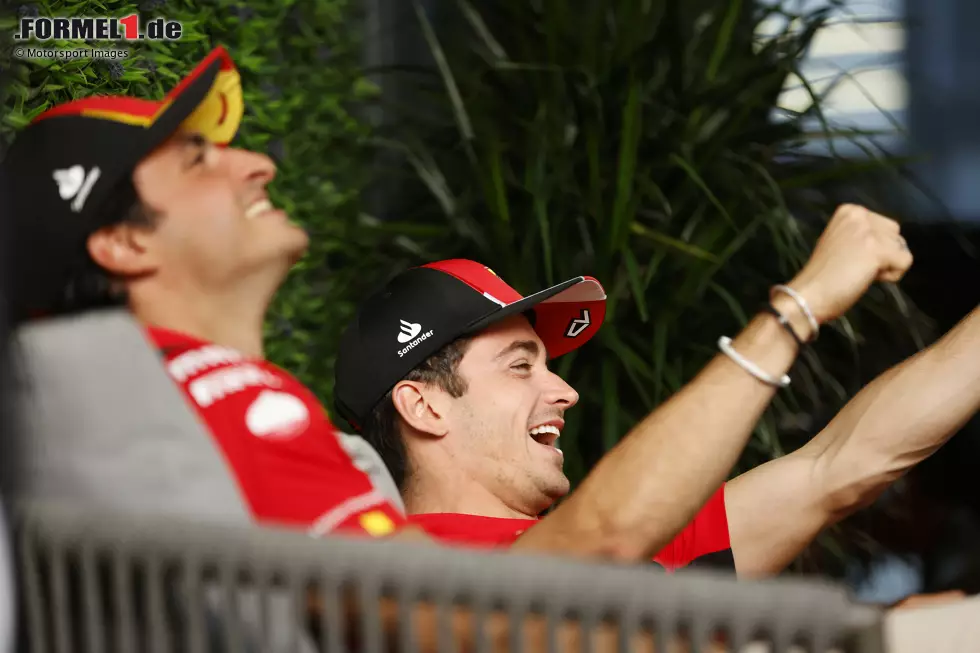 Foto zur News: Carlos Sainz (Ferrari) und Charles Leclerc (Ferrari)