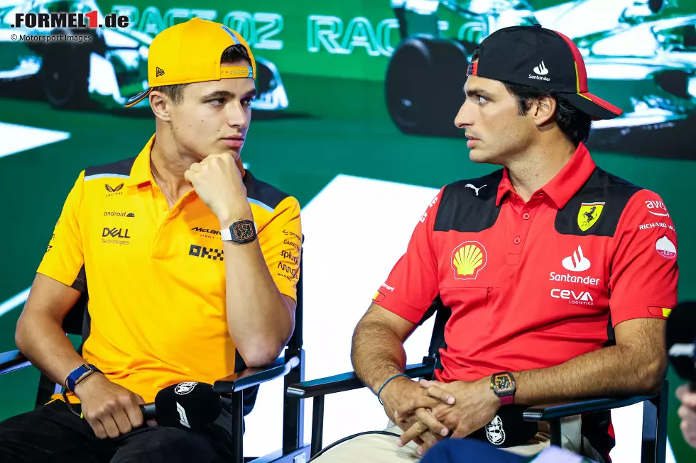 Foto zur News: Lando Norris (McLaren) und Carlos Sainz (Ferrari)