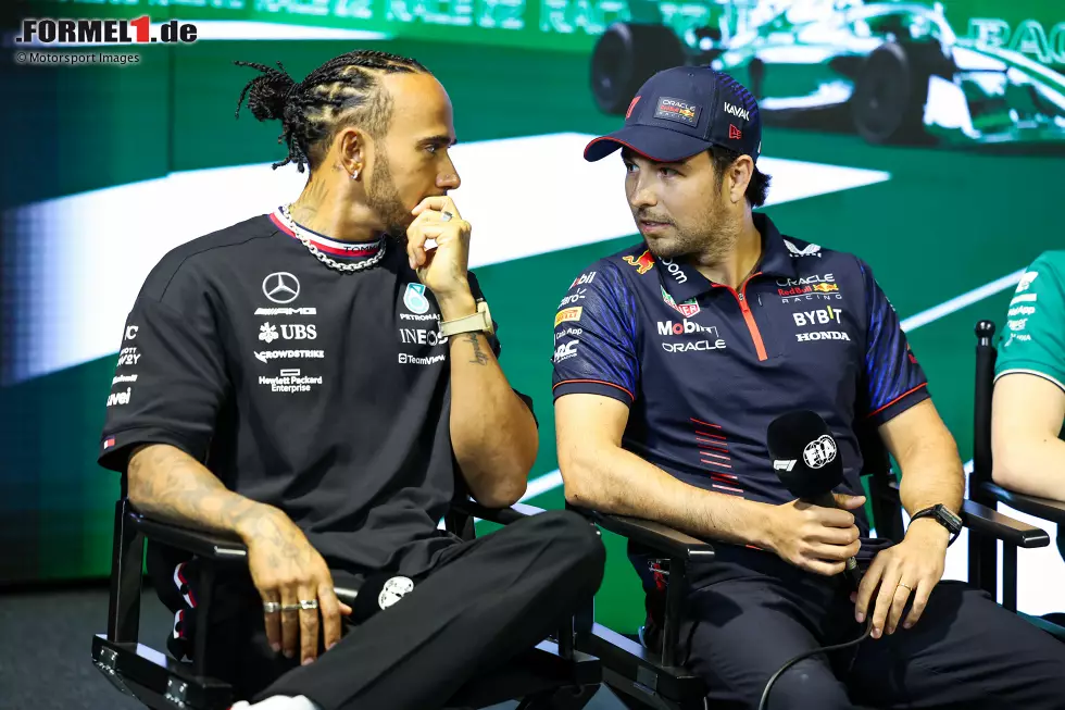 Foto zur News: Lewis Hamilton (Mercedes) und Sergio Perez (Red Bull)