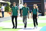 Foto zur News: Stoffel Vandoorne, Pedro de la Rosa und Jessica Hawkins (Aston Martin)