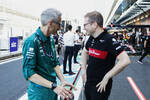 Foto zur News: Mike Krack (Aston Martin) mit Andreas Seidl (Alfa Romeo)