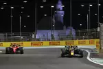 Foto zur News: Sergio Perez (Red Bull) und Charles Leclerc (Ferrari)