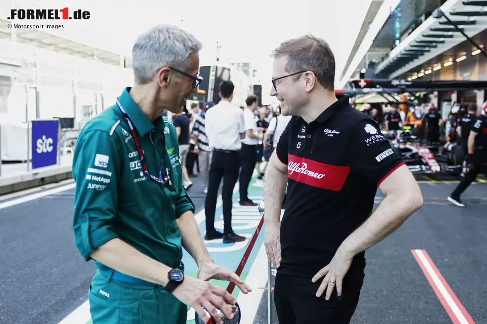 Foto zur News: Mike Krack (Aston Martin) mit Andreas Seidl (Alfa Romeo)