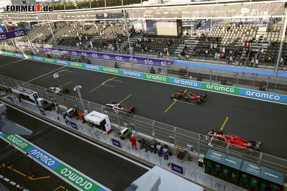 Foto zur News: Guanyu Zhou (Alfa Romeo), Nico Hülkenberg (Haas) und Charles Leclerc (Ferrari)