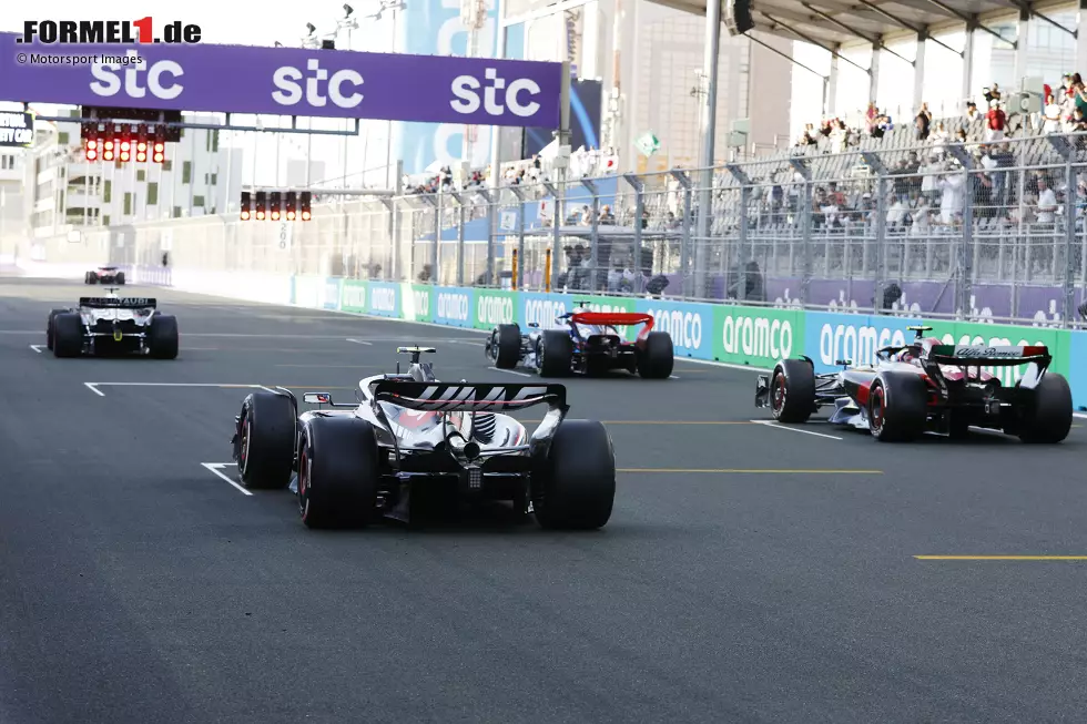 Foto zur News: Guanyu Zhou (Alfa Romeo), Nyck de Vries (AlphaTauri) und Nico Hülkenberg (Haas)