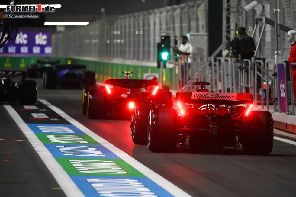 Foto zur News: Carlos Sainz (Ferrari) und Valtteri Bottas (Alfa Romeo)