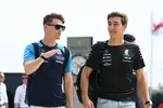 Foto zur News: Logan Sargeant (Williams) und George Russell (Mercedes)