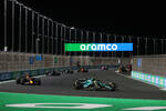 Foto zur News: Fernando Alonso (Aston Martin), Sergio Perez (Red Bull) und George Russell (Mercedes)