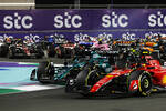 Foto zur News: Carlos Sainz (Ferrari), Lance Stroll (Aston Martin) und Lewis Hamilton (Mercedes)