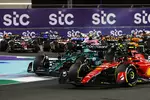 Foto zur News: Carlos Sainz (Ferrari), Lance Stroll (Aston Martin) und Lewis Hamilton (Mercedes)