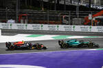 Foto zur News: Fernando Alonso (Aston Martin) und Sergio Perez (Red Bull)