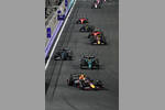 Foto zur News: Sergio Perez (Red Bull), Fernando Alonso (Aston Martin) und George Russell (Mercedes)