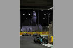 Foto zur News: Fernando Alonso (Aston Martin), George Russell (Mercedes) und Lewis Hamilton (Mercedes)