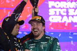 Foto zur News: Sergio Perez (Red Bull) und Fernando Alonso (Aston Martin)