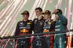 Foto zur News: Max Verstappen (Red Bull), Sergio Perez (Red Bull) und Fernando Alonso (Aston Martin)