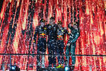Foto zur News: Max Verstappen (Red Bull), Sergio Perez (Red Bull) und Fernando Alonso (Aston Martin)