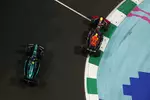 Foto zur News: Sergio Perez (Red Bull) und Fernando Alonso (Aston Martin)