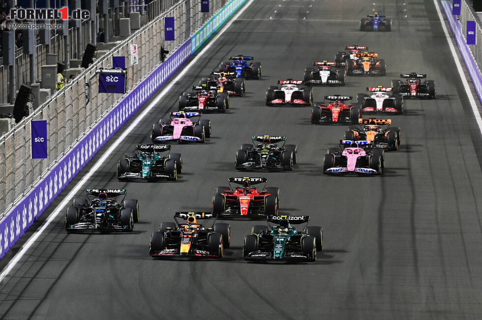 Foto zur News: Sergio Perez (Red Bull), Fernando Alonso (Aston Martin), George Russell (Mercedes), Carlos Sainz (Ferrari) und Lance Stroll (Aston Martin)