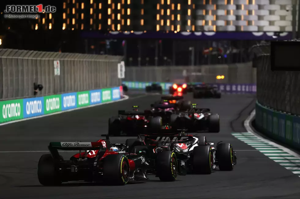 Foto zur News: Nico Hülkenberg (Haas) und Valtteri Bottas (Alfa Romeo)