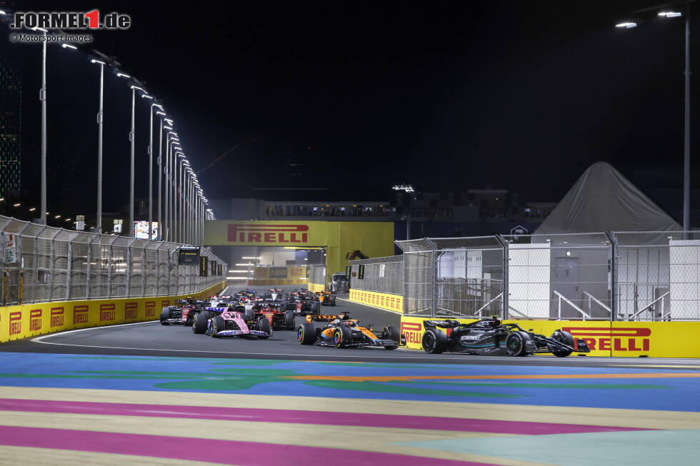 Foto zur News: Lewis Hamilton (Mercedes), Oscar Piastri (McLaren) und Pierre Gasly (Alpine)