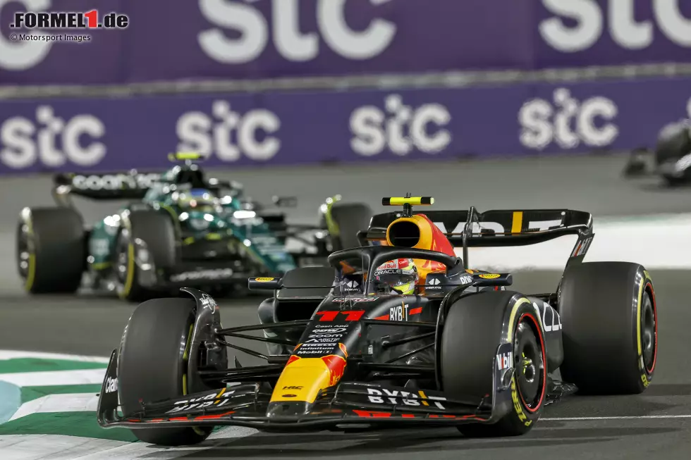 Foto zur News: Sergio Perez (Red Bull) und Fernando Alonso (Aston Martin)