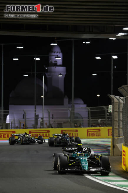 Foto zur News: Fernando Alonso (Aston Martin), George Russell (Mercedes) und Lewis Hamilton (Mercedes)