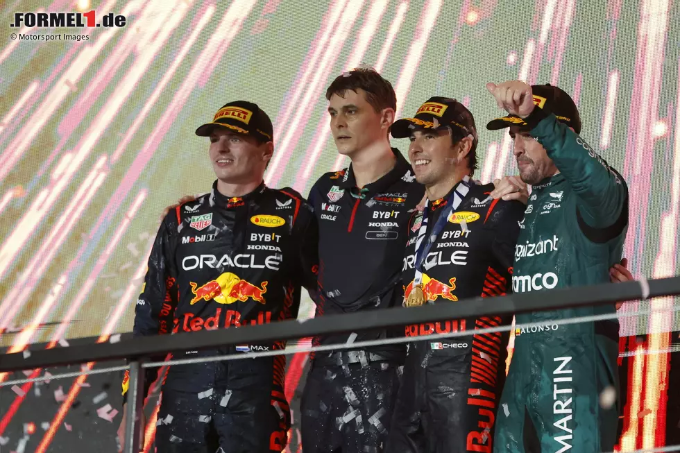 Foto zur News: Max Verstappen (Red Bull), Sergio Perez (Red Bull) und Fernando Alonso (Aston Martin)