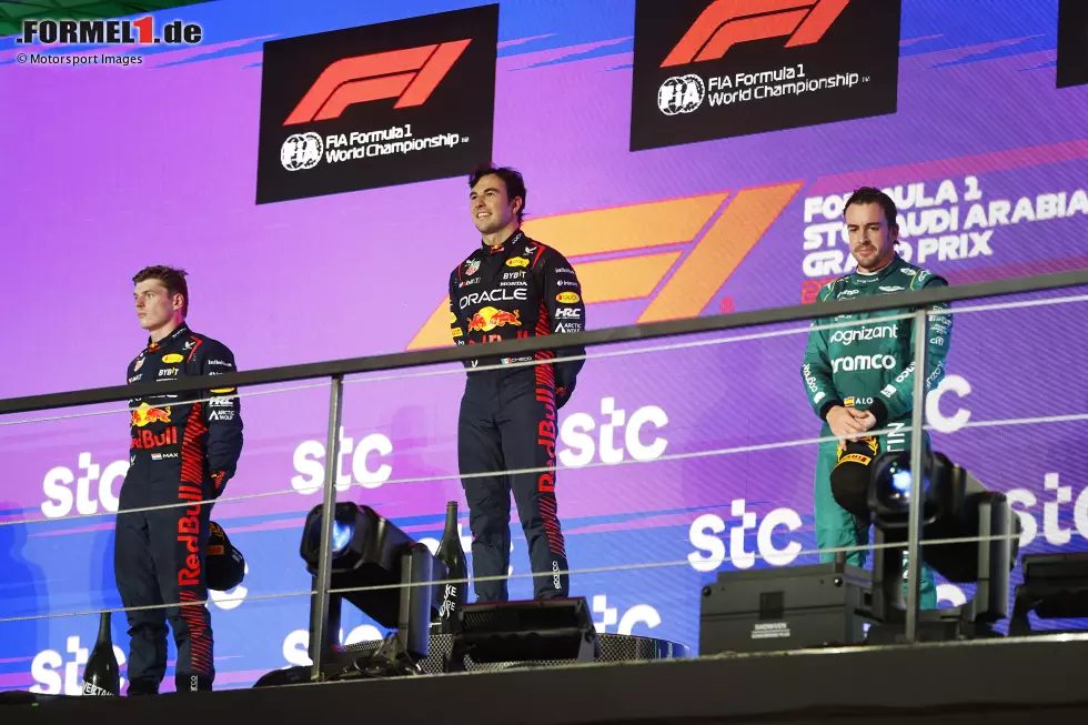 Foto zur News: Max Verstappen (Red Bull), Sergio Perez (Red Bull) und Fernando Alonso (Aston Martin)