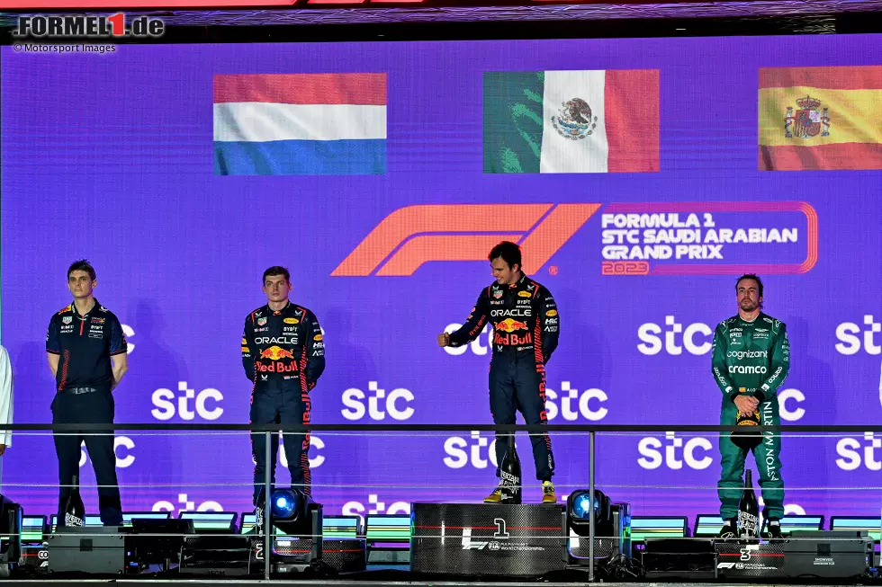 Foto zur News: Max Verstappen (Red Bull), Sergio Perez (Red Bull) und Fernando Alonso (Aston Martin)