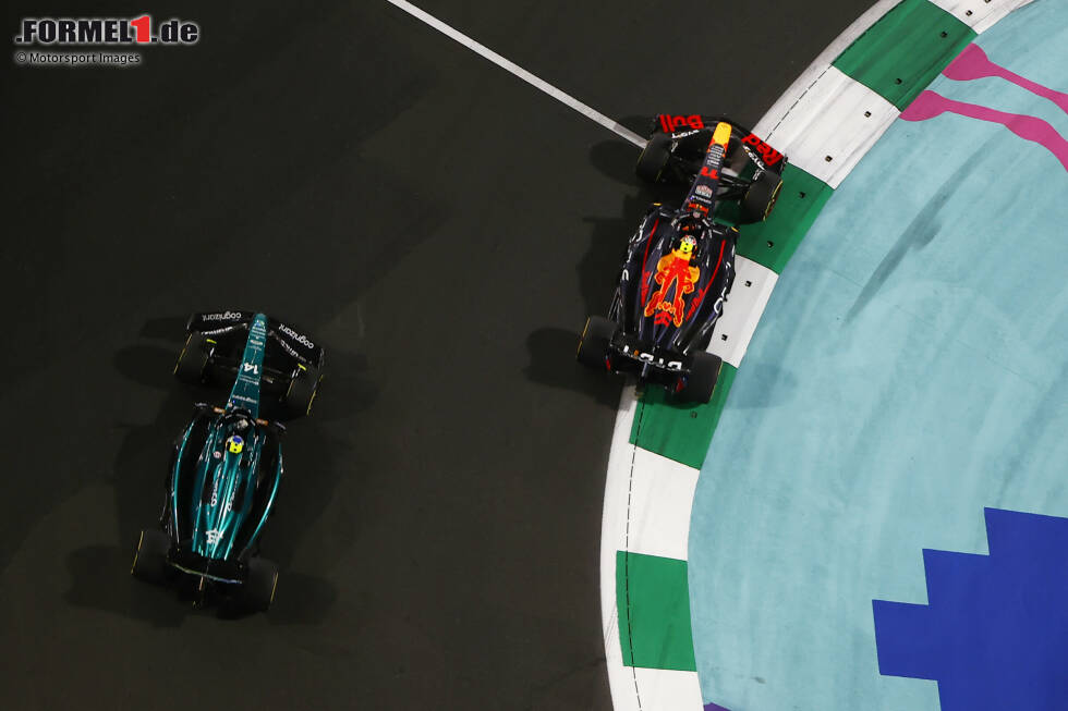 Foto zur News: Sergio Perez (Red Bull) und Fernando Alonso (Aston Martin)