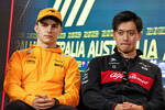Foto zur News: Guanyu Zhou (Alfa Romeo) und Oscar Piastri (McLaren)