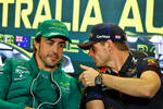 Foto zur News: Fernando Alonso (Aston Martin) und Max Verstappen (Red Bull)