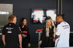 Foto zur News: Valtteri Bottas (Alfa Romeo) und Lewis Hamilton (Mercedes)