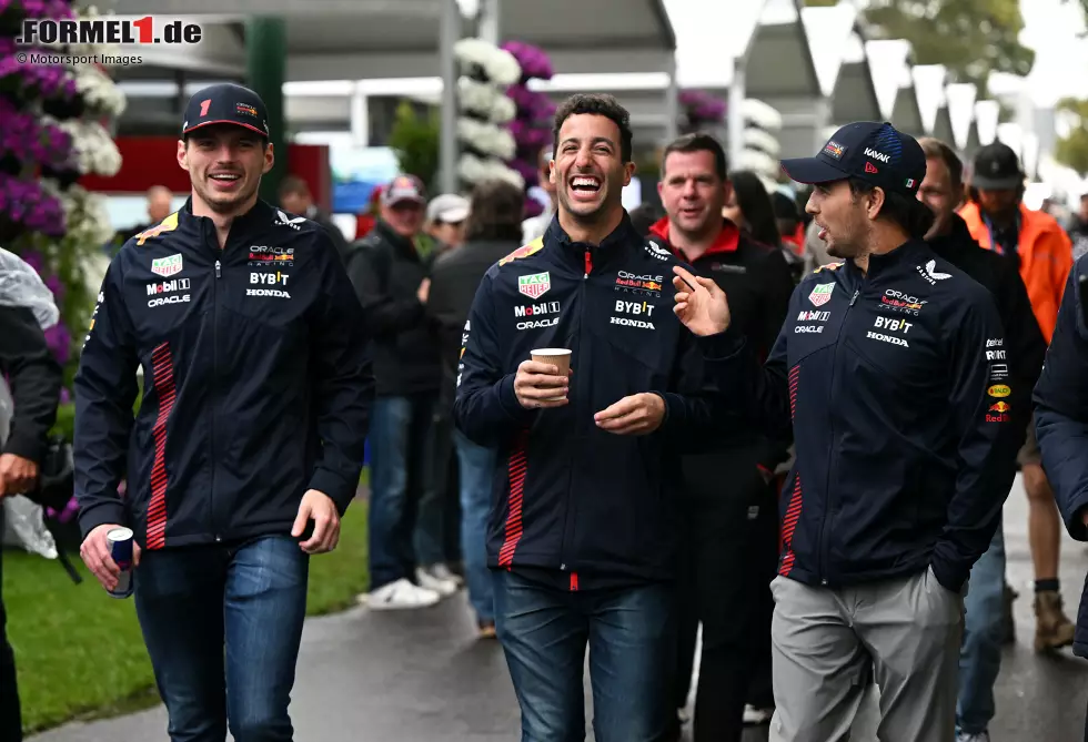 Foto zur News: Max Verstappen (Red Bull), Daniel Ricciardo und Sergio Perez (Red Bull)