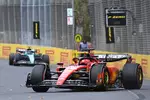 Foto zur News: Charles Leclerc (Ferrari) und Lance Stroll (Aston Martin)