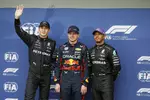 Foto zur News: George Russell (Mercedes), Max Verstappen (Red Bull) und Lewis Hamilton (Mercedes)