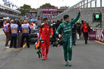 Foto zur News: Carlos Sainz (Ferrari) und Lance Stroll (Aston Martin)