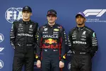 Foto zur News: George Russell (Mercedes), Max Verstappen (Red Bull) und Lewis Hamilton (Mercedes)