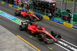 Foto zur News: Carlos Sainz (Ferrari) und Charles Leclerc (Ferrari)