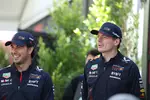 Foto zur News: Sergio Perez (Red Bull) und Max Verstappen (Red Bull)