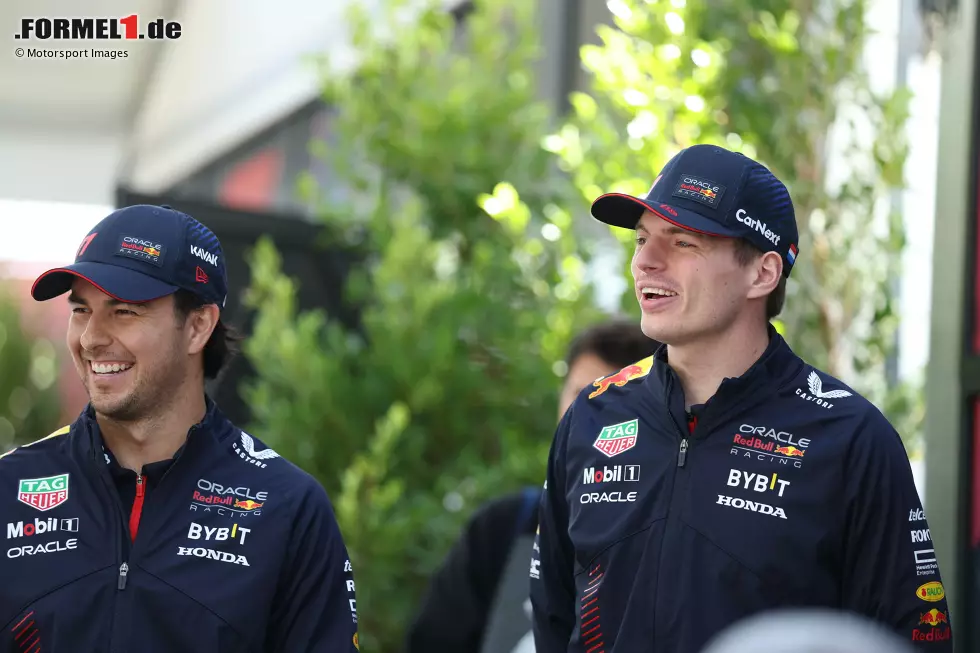 Foto zur News: Sergio Perez (Red Bull) und Max Verstappen (Red Bull)